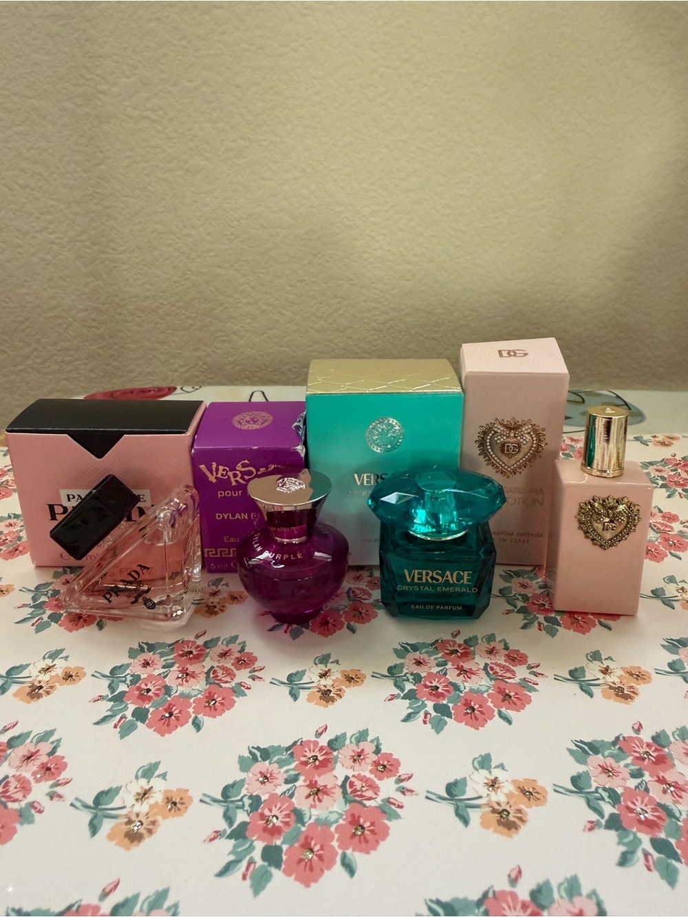 New 4 piece Versace, Dolce & Gabbana, and Prada Beauty Set - Picture 11 of 11